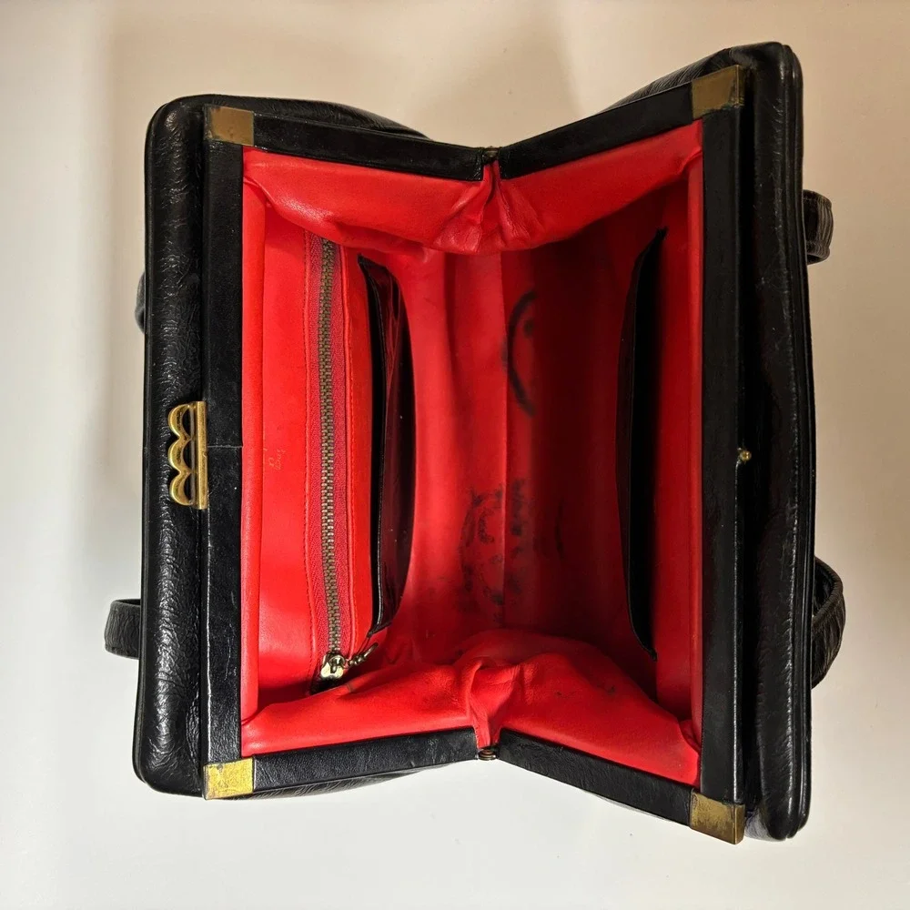 VTG Chic de Paris Black Leather Bag Red Interior Gold Scallop Clasp Purse‎